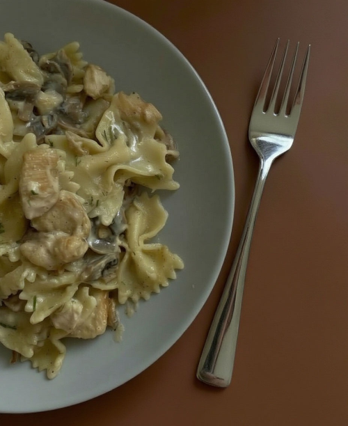 обложка рецепта Паста с грибами и курицей в сливочном соусе — сытно, нежно, по-домашнему на сайта EdaBook